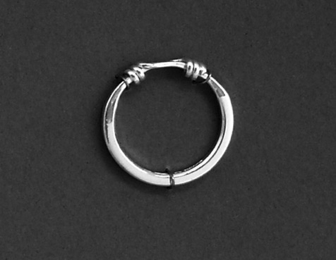 Fingerring "Virad".
Silver (1983).
Storlek 15 mm - 20 mm.
Pris 450 kr. Fingerring "Virad".
Silver (1983).
Storlek 15 mm - 20 mm.
Pris 450 kr.